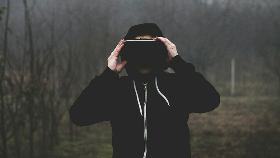 Title illustration: a women with a virtual reality headset cross country.